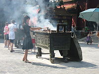 Wierook branden in de Lama Tempel Beijing China augustus 2007.JPG