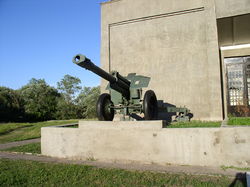 152-мм гаубица образца 1943 года около здание Музея боевой славы