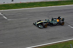 За рулем Lotus T128 на тестах Формулы-1 в Барселоне