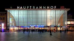 Köln Hauptbahnhof - Empfangsgebäude bei Nacht (8132-34).jpg