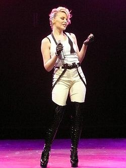 Миноуг выступает в Берлине в рамках тура KylieX2008 2008 года.