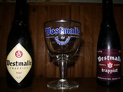 Пиво Westmalle и фирменный бокал.