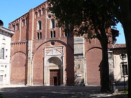 Кирпичный фасад базилики Сан Пьетро ин Чель д'Оро
