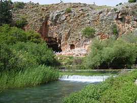 Источник Баниас с пещерой Пана на заднем плане