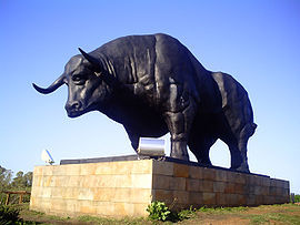 Monumento en Plazoleta El Toro.jpg