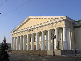 Главное здание Горного Института (1811) в стиле классицизма, арх. А. Н. Воронихин.