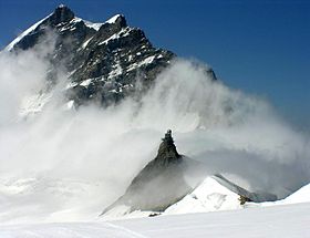 Перевал Юнгфрауйох, метеостанция и обсерватория «Сфинкс»; на заднем плане гора Юнгфрау