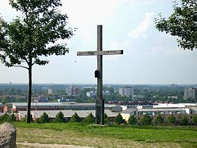 Крест на холме с надписью Кронсберг, 118 м над уровнем моря (нем. Kronsberg, 118 m ü. NN)