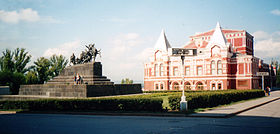Памятник Чапаеву слева от Драматического театра