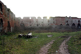 Руины замка в 2003 году