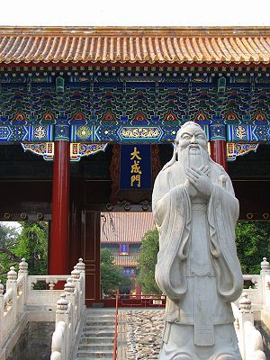 Статуя Конфуция перед Храмом Конфуция
