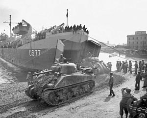 Однотипный с «Альталеной» LST-77 сгружает танки «Шерман». Анцио, Италия, 1944 год