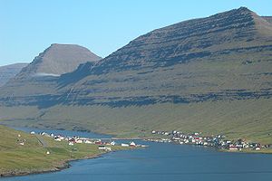 Два населённых пункта Фарерских островов, соединённые автомобильной дорогой: слева — Нордепиль (остров Бордой); справа — Хваннасунд (остров Видой).